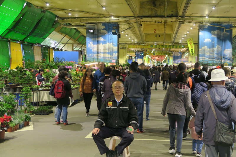 明輝在建國花市工作情景